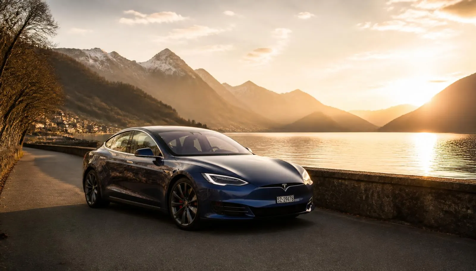 Blauer Tesla Model S Long Range an einem Schweizer See im Abendlicht